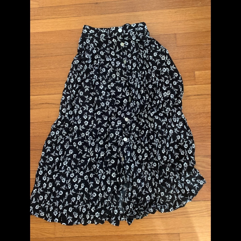 Beautiful excellent condition floral Talbots skirt with buttons size 8